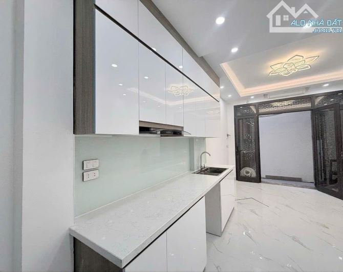 Bán Nhà Võ Chí Công chỉ 9.9 tỷ, 40m2, 6 tầng, mặt tiền 4.3m, thang máy, nội thất, ngõ nông