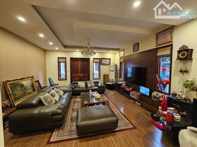 Bán nhà Lô góc Phân lô Ngọc khánh, ô tô tránh, Hơn 30 tỷ, DT 83m, mặt tiền 5m, 5 tầng