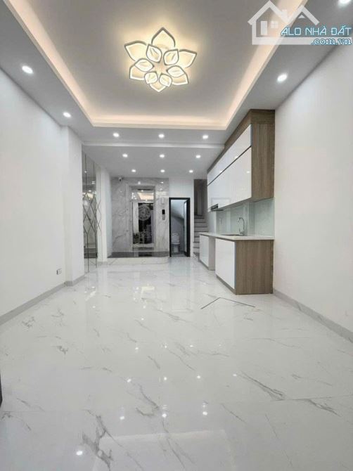 Bán Nhà Võ Chí Công chỉ 9.9 tỷ, 40m2, 6 tầng, mặt tiền 4.3m, thang máy, nội thất, ngõ nông
