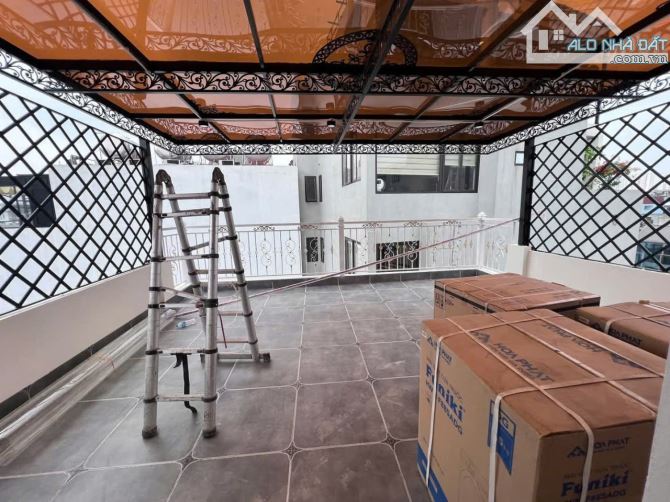 Bán toà căn hộ dịch vụ Lạc Long Quân, Hơn 20 tỷ, 22 phòng, doanh thu 1.2 tỷ/ năm, 7 tầng x