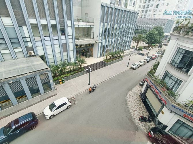 Cho thuê nhà hàng, spa  A10 căn góc Nguyễn Chánh. DT 102m2, 4 tầng, thang máy. Giá 88 tr