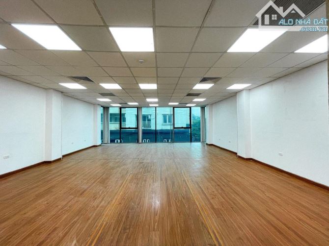 Cho thuê nhà riêng đẹp nhất phố Liễu Giai DT 70m2x6T mặt tiền 5,5m có thang máy, ô tô đỗ - 1