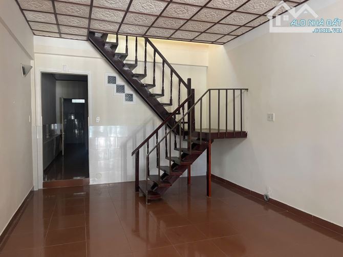 Bán nhà ngay cửa ngõ thành phố Đà Lạt đương 3/4 P3 90m2 chỉ hơn 5 tỷ đường ô tô lớn - 1