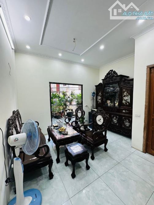 Nhỉnh 170tr/m2! 4 tầng thang máy Phạm Ngọc Thạch 135m2,mt 18m, ô tô, kinh doanh,dòng tiền - 2