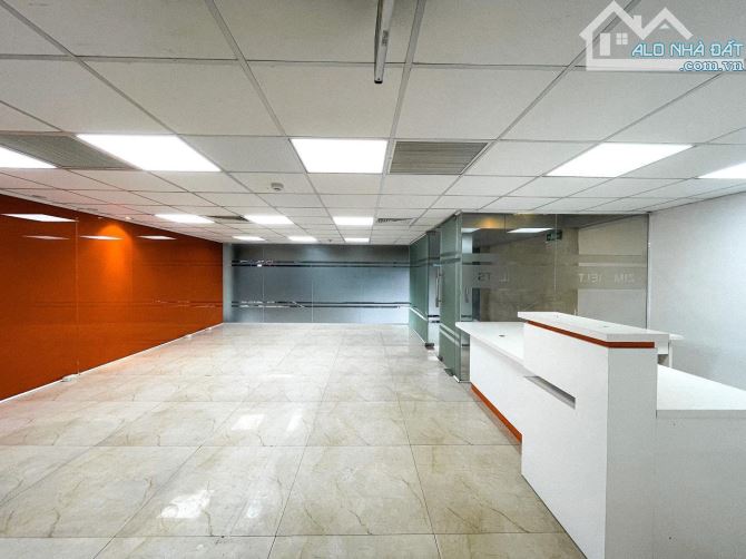 Cho thuê nhà riêng đẹp nhất phố Liễu Giai DT 70m2x6T mặt tiền 5,5m có thang máy, ô tô đỗ - 4