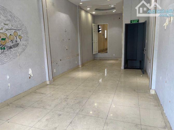 Mặt tiền 201 Lạc Long Quân Q11 4x18m 4L 5pn - 5