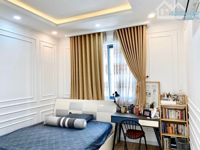 Biệt thự ven sông - cạnh phú mỹ hưng quận 7- DT 8x18 . Trệt 3 lầu đường phú thuận -25TY - 7
