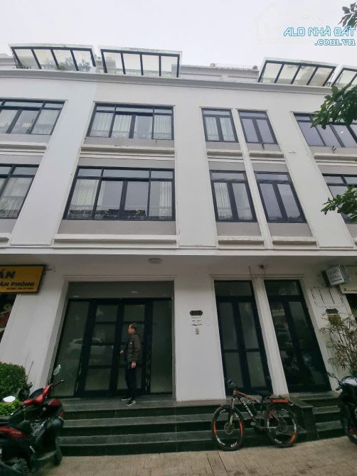 Cho thuê shophouse B2 Vinhomes Gardenia. DT 95m2, 5 tầng, 45 triệu