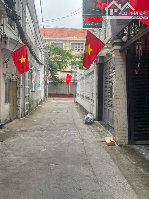 Nhà 4 tầng 1 sẹc Nguỹên Thị Thập. 5*20 nở hậu 5,4 m. 12,5 tỷ. Hẻm thông.