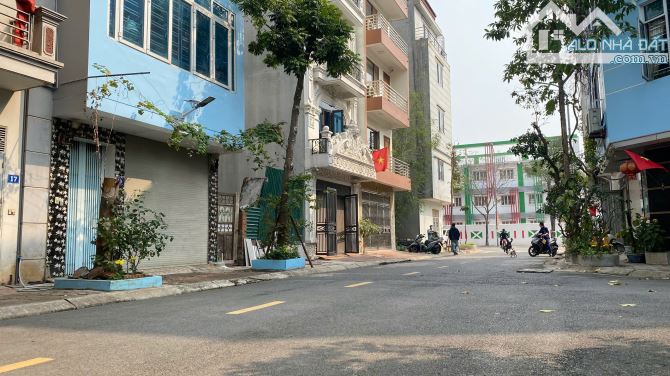 Bán nhà tái định cư Giang Biên – 42m², 4 tầng, ô tô tránh – Giá tốt nhất khu vực!