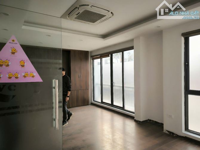 Cho thuê văn phòng 90 m2/tầng, sàn gỗ đẹp, thang máy, thiết kế hiện đại tại Làng Việt Kiều - 4