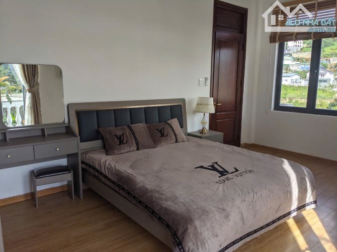 Bán villa 2 mặt tiền thoáng view đẹp phường 3 ĐL, ngang 17m có sân đậu xe ô tô - 6