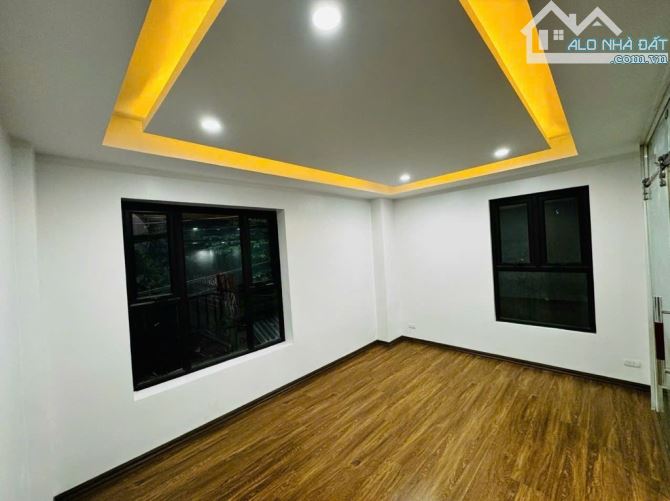 Nhà phố Dịch Vọng - Cầu Giấy 45m2 5 tầng mt 5 mét nhỉnh 12 Tỷ   Ngõ Ô tô- Mặt tiền rộng- K - 8