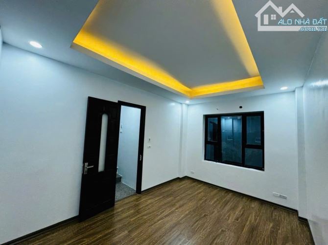 Nhà phố Dịch Vọng - Cầu Giấy 45m2 5 tầng mt 5 mét nhỉnh 12 Tỷ   Ngõ Ô tô- Mặt tiền rộng- K - 9