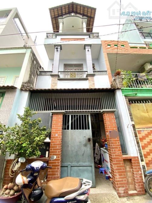 HIẾM! Nhà 3 tầng 4x15m, hẻm xe hơi ngay chân cầu vượt Quang Trung