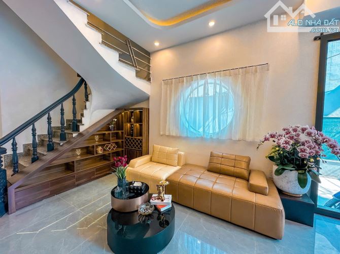 Ptuan. Nhà Đẹp Mặt Đường: Căn nhà 3 tầng lô góc tại quận Ngô Quyền __ diện tích 56m² - 2