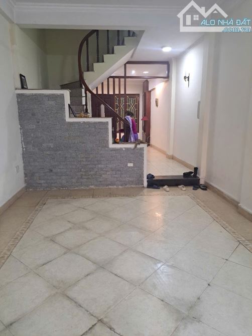 Cho thuê nhà ngõ 26 phố Đặng Thùy Trâm - Cầu Giấy. Dt 65m x 5 tầng, đường rộng 10m - 5