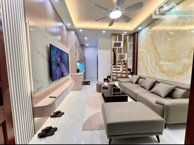 Bán nhà Hoàng Quốc Việt, dt 45m, Phân lô, ô tô tránh, gần phố, kinh doanh.