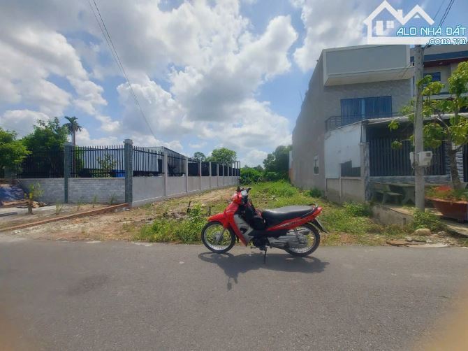 Bán gấp lô đất 214m2 gần UBND Xã Hữu Thạnh giá 1tỷ 290 - sổ riêng