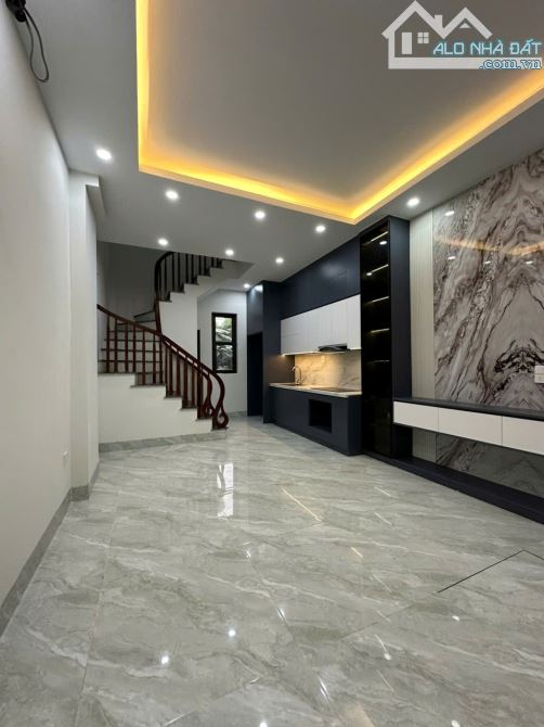 Bán nhà Tư Đình, ngõ nông, về ở ngay, 5 tầng, 32m2, mt 3.7m, nhỉnh 5 tỷ.