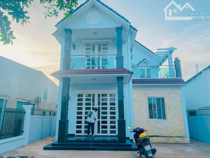 Cần bán căn nhà 1 trệt 1 lầu tại Long An, Long Thành giá chỉ 9.5 tỷ còn thương lượng