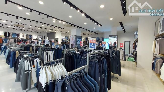 Mặt phố Trần Hưng Đạo, kinh doanh sầm uất, 720m2, MT 31m giá chào 609 tỷ.