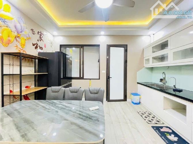 BÁN NHÀ BỒ ĐỀ. 50M2 * 5 TẦNG * 11 TỶ. Ô TÔ ĐỖ CỬA, GẦN PHỐ. - 1