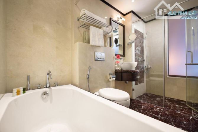 Bán khách sạn 4 sao mặt phố Cổ, doanh thu 1.2 tỷ/th 319m2 x 12 tầng, mặt tiền 12m, 270 tỷ