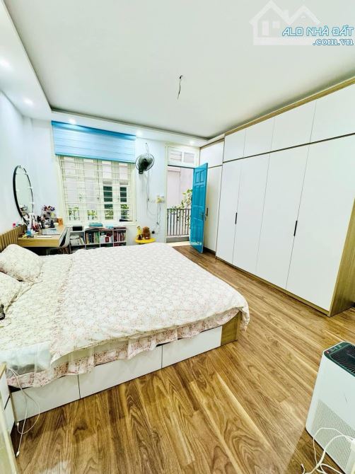 Bán nhà Cầu Giấy - 45m2, mặt tiền 4,5m, hơn 8 tỷ - Nhà đẹp dân xây, full nội thất 90% - 2