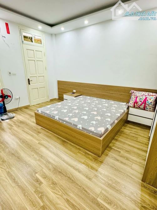 Bán nhà Cầu Giấy - 45m2, mặt tiền 4,5m, hơn 8 tỷ - Nhà đẹp dân xây, full nội thất 90% - 3