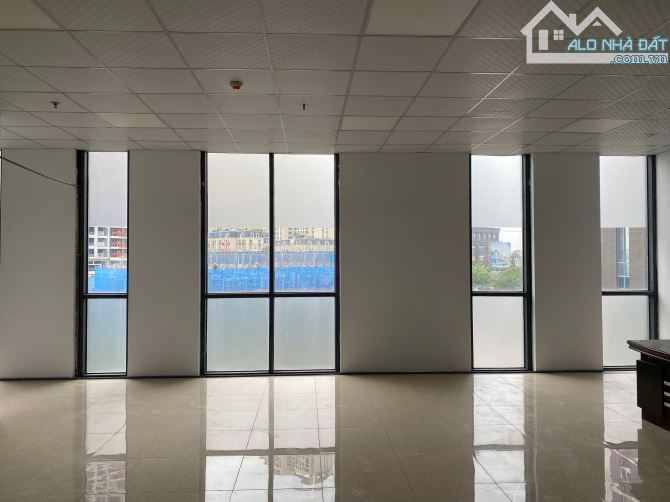 Cho thuê văn phòng giá rẻ 90 m2 tại khu đô thị Văn Khê , khối đế chung cư giá chỉ 15 tr - 5