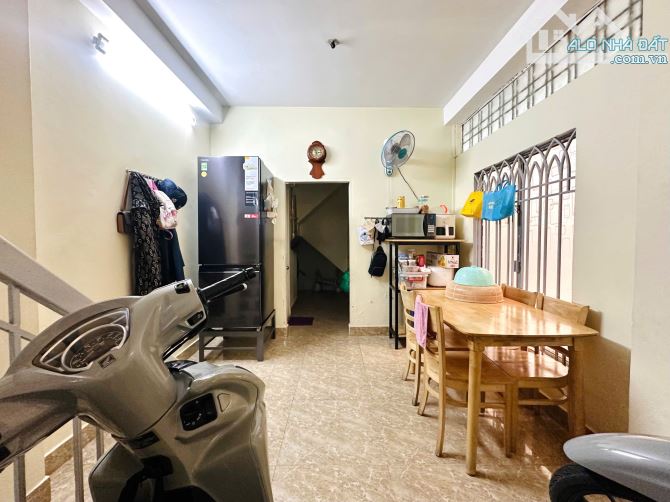 NHÀ 3 TẦNG LÊ VĂN DUYỆT NGANG KHỦNG 18m - HẺM OTO 8 PHÒNG NGỦ - GIÁ 9.5 TỶ - 9