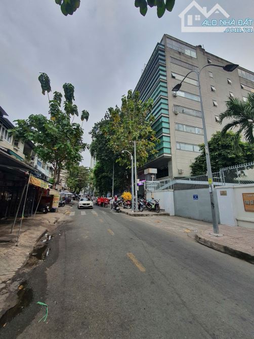 Tòa nhà 11BIS Nguyễn Gia Thiều, Phường Võ Thị Sáu, Quận 3. DT 26x39m, CN 995m2, 1H 10 tầng