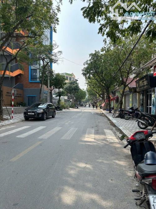 Bán đất phố Phú Gia - Phú Thượng - Tây Hồ, diện tích 200m2, mặt tiền 11m, giá 45 tỷ có TL