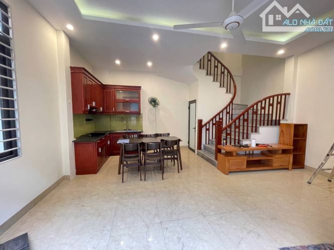 Bán nhà  Bát Khối Long Biên 36m2 4tầng giá  5.8 tỷ lô góc ô tô đỗ cưả, gần cầu