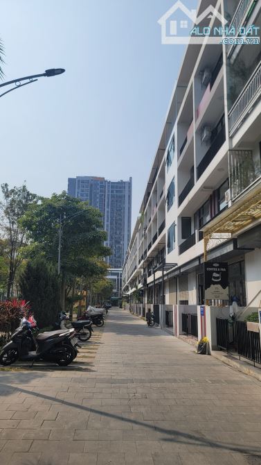 Duy nhất Shophouse Bình Minh Garden căn 80m2 x 6T thang máy view vườn hoa