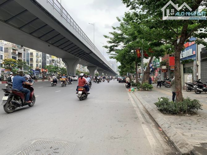 Nhà mặt phố Minh Khai ngay Chợ Mơ DT 120m vỉa hè rộng, kinh doanh tấp nập