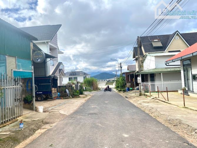 Bán lô đất 100m2 full thổ cư đường nhựa ô tô rộng rãi sổ hồng, khu dân cư view đẹp