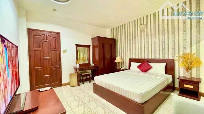 Bán khách sạn 10P FULL NT Lý Tự Trọng cách chợ Bến Thành Q.1 chưa đến 300m, HĐT 60tr.