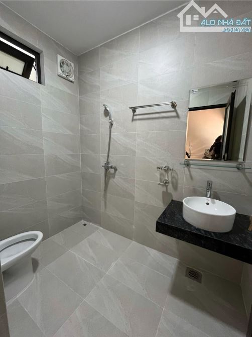 Cho thuê nhà 4 tầng 175 Lạc Long Quân, Cầu Giấy 4 ngủ, 19tr
