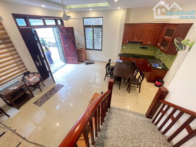 Bán nhà  Bát Khối Long Biên 36m2 4tầng giá  5.8 tỷ lô góc ô tô đỗ cưả, gần cầu - 2