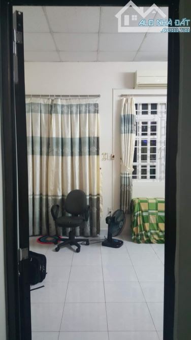 NHÀ ĐANG CHO THUÊ - DÒNG TIỀN 6 TRIỆU/ THÁNG - GIÁP QUẬN 1 - 2 TẦNG – 32M2 - CHỈ 3 TỶ. TL. - 2