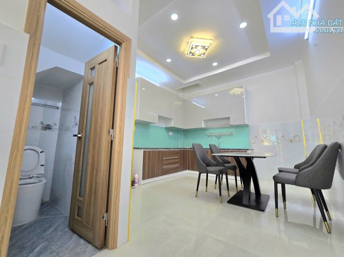 Hẻm VIP 6m nhà ga T3 Nhất Chi Mai P13 Tân Bình DT: 4m x 12,5m CN: 44m2 KC: 4 Tầng 9,7 Tỷ - 4