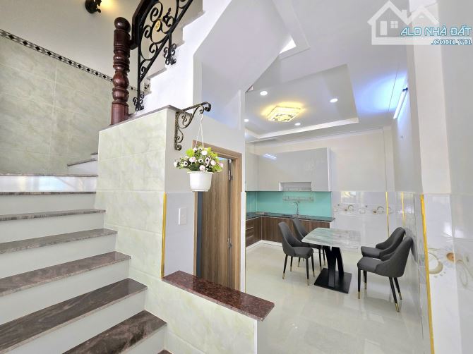 Hẻm VIP 6m nhà ga T3 Nhất Chi Mai P13 Tân Bình DT: 4m x 12,5m CN: 44m2 KC: 4 Tầng 9,7 Tỷ - 5