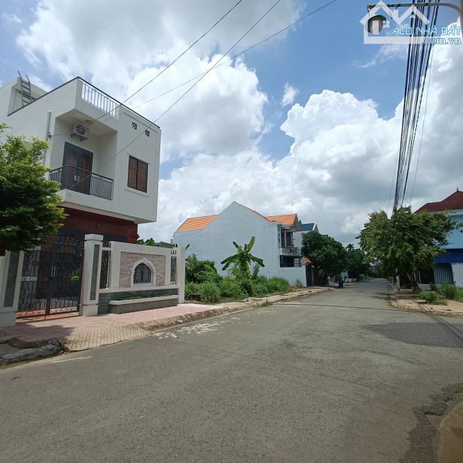 Giá rẻ 5,5 tỷ. Bán đất biệt thự P. Bửu Long Biên Hoà. 8x18m. Đường 8m thông.