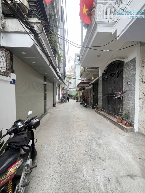 NHÀ PHÂN LÔ – Ô TÔ ĐỖ CỬA – ĐẸP NHƯ KS 5*  – CHIẾN THẮNG – 30M², 5 TẦNG, MT 4.9M –11 TỶ