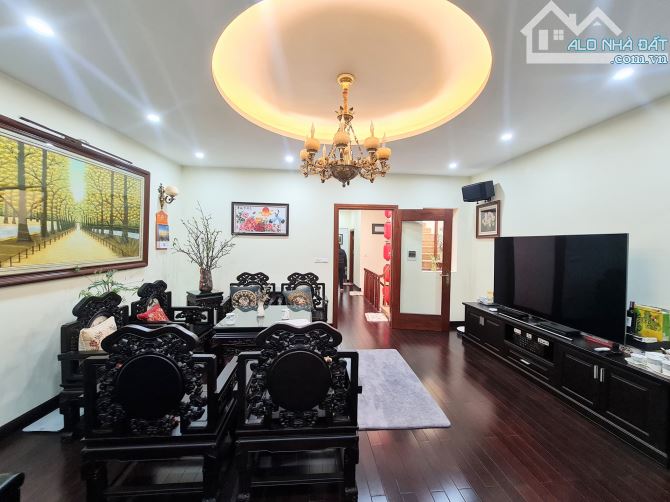 Bán nhà Vũ Hữu , ngõ rộng ô tô tránh, ba bước ra phố, 58m2, hơn 18 tỷ