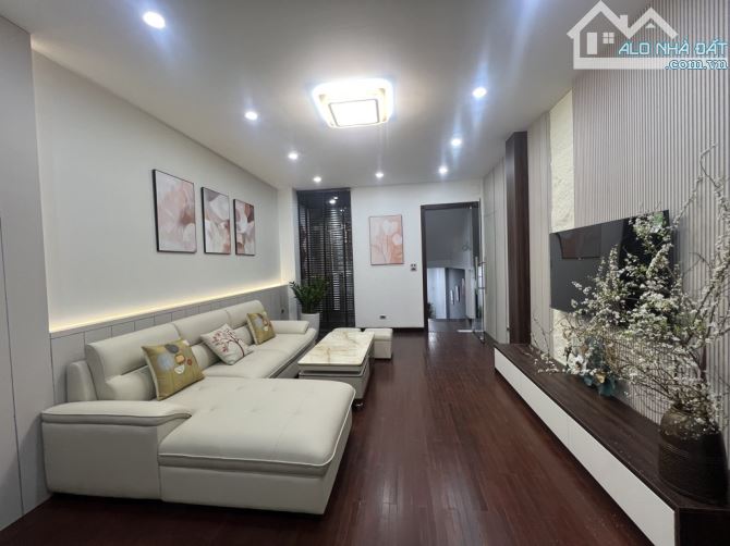 SIÊU PHẨM LÂM HẠ - BỒ ĐỀ - 5 TẦNG - 69M² - GARA Ô TÔ - THANG MÁY - FULL NỘI THẤT