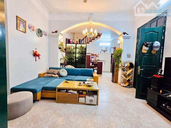 BÁN NHÀ GIẢI PHÓNG.Ô TÔ ĐỖ CỬA.CHỦ TỰ XÂY TÂM HUYẾT.THIẾT KẾ SÂN VƯỜN. AN SINH ĐỈNH LUÔN.