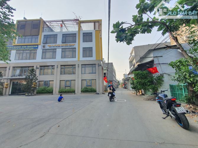 Bán đất Mt hẻm 32 võ văn hát P.Long Trường Q9  - Dt: 84m2 ( 4.5x18.6)m - Giá 4,5 tỷ